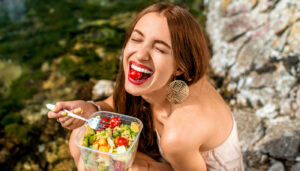 mulher-feliz-salada-1116-1400x800-1.jpg